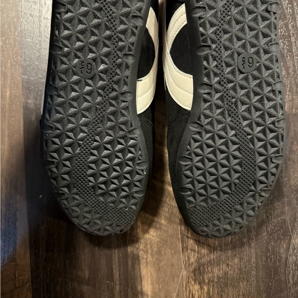 NWT Black and White Memory Foam Athletic Shoes - Picture 4 of 4